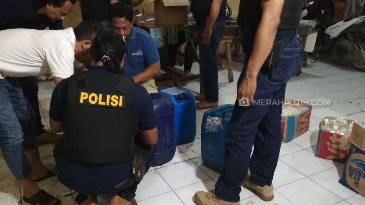 Polisi Gerebek Gudang Miras Oplosan
