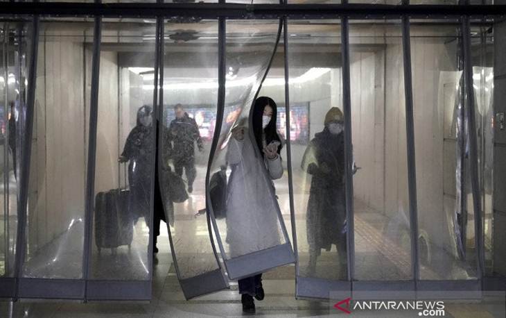 Sejumlah warga memakai masker saat berjalan menuju stasiun bawah tanah kereta subway di Kota Beijing, China, Selasa (21/1/2020). ANTARA FOTO/REUTERS/Jason Lee/wsj.