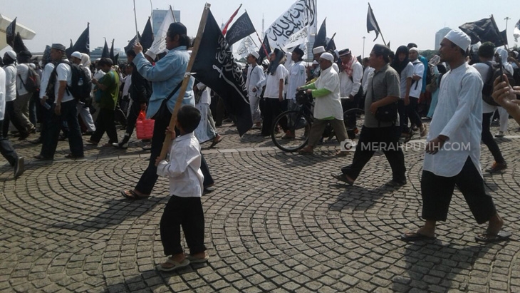 Massa Aksi 287 Padati Monas, Demonstran Nekat Bawa Balita 