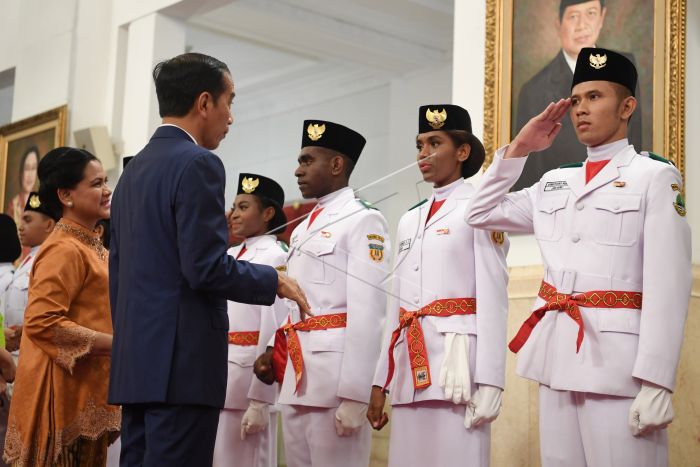Presiden Joko Widodo (kedua kiri) didampingi Ibu Negara Iriana Joko Widodo (kiri) memberi ucapan selamat kepada anggota Pasukan Pengibar Bendera Pusaka (Paskibraka) usai upacara pengukuhan di Istana Negara, Jakarta, Kamis (15/8). Presiden Joko Widodo mengukuhkan 68 anggota Paskibraka yang akan bertugas pada upacara HUT ke-74 Kemerdekaan RI. ANTARA FOTO/Wahyu Putro A/wsj.