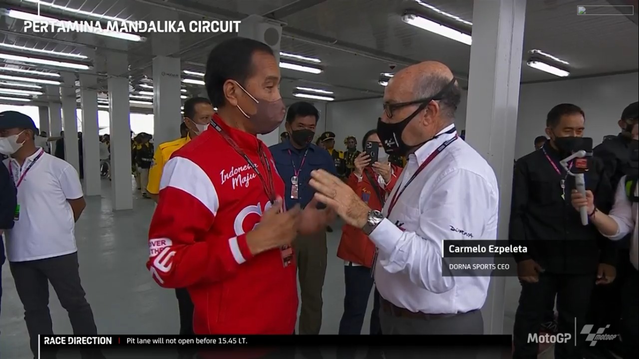 Di Tengah Hujan Lebat Jokowi Tiba di Sirkuit Mandalika, Disambut CEO Dorna