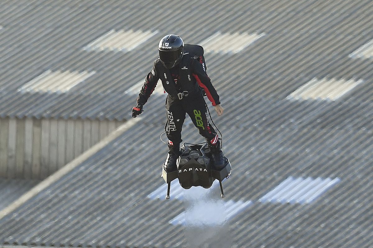 Hoverboard sebagai magnet yang mampu terbang atau melayang (Foto: The Verge)