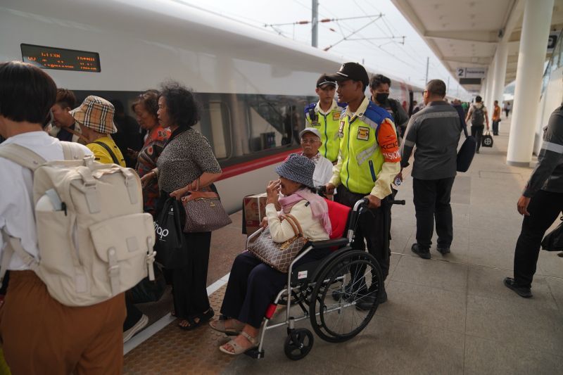 Tenang, Semua Stasiun Whoosh Sediakan Pendamping Penumpang Berkebutuhan Khusus