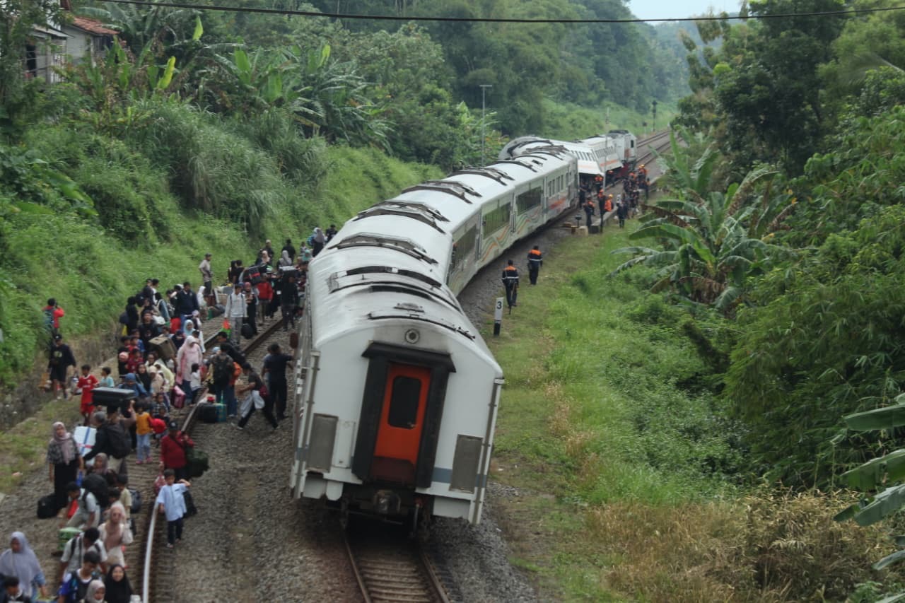 KAI Evakuasi KA Bangunkarta di Bumiayu Brebes
