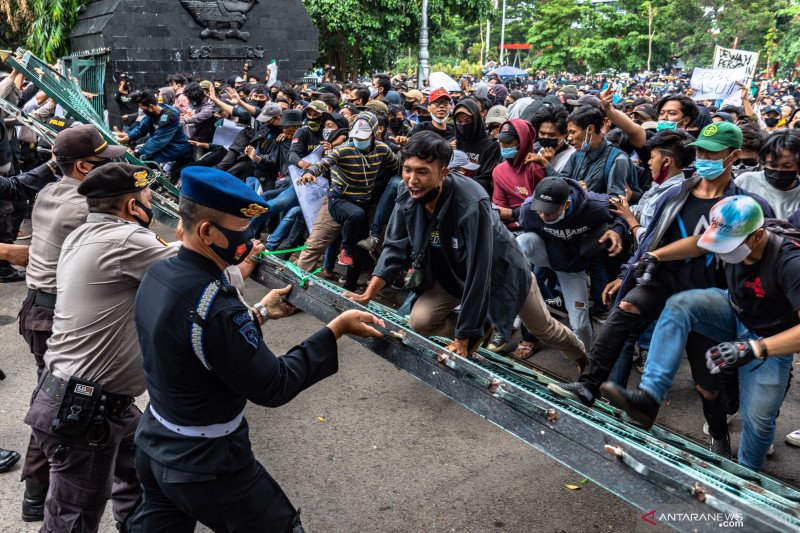 Massa gabungan dari buruh dan mahasiswa merobohkan pagar kompleks gedung DPRD Jateng saat berunjuk rasa menolak RUU Cipta Kerja Omnibus Law yang telah disahkan oleh DPR RI di depan gedung DPRD Jateng, Kota Semarang, Jawa Tengah, Rabu (7/10/2020). ANTARA FOTO/Aji Styawan/foc,