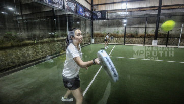 Melihat Aksi Pukulan Padel dalam Ajang Soekarno Padel Open 2025 di Jakarta