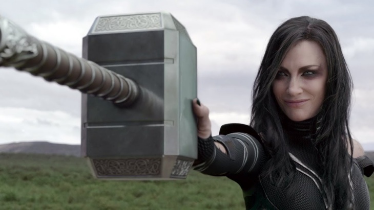 Hela.  (Foto- YouTube/Flicks and The City Clips)