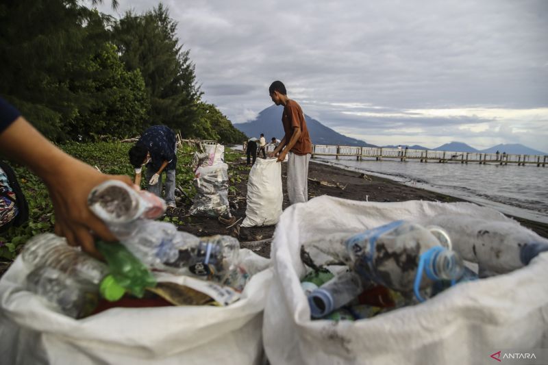 KLH: Tidak Hanya Merusak Ekosistem, Sampah Plastik Turut Merongrong Ekonomi