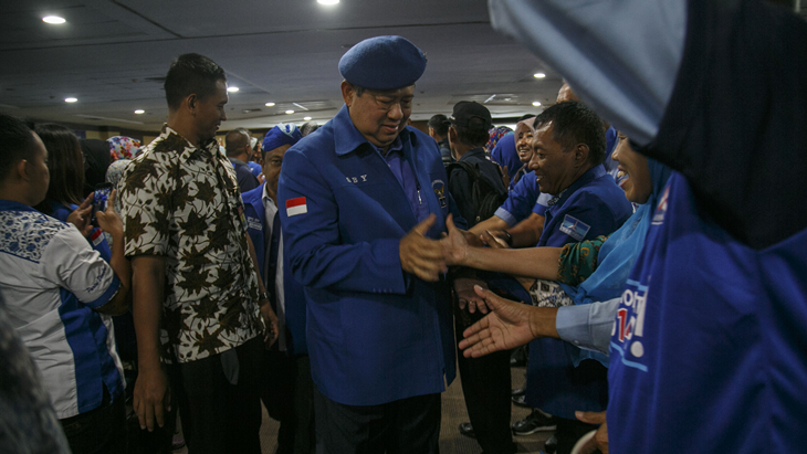 Ketua Umum Partai Demokrat Susilo Bambang Yudhoyono (dua kiri) menyapa warga saat pelantikan DPD dan DPC di Jogja Expo Center, Bantul, DI Yogyakarta, Senin (9/4). Dalam sambutannya SBY berharap dapat menggaet suara secara optimal pada tahun politik mendatang di DIY secara keseluruhan. ANTARA FOTO/Hendra Nurdiyansyah/kye/18.