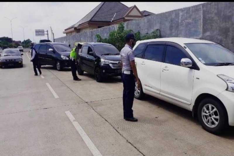Petugas gabungan terdiri atas dinas perhubungan dan Polres Pekalongan Kota, Jawa Tengah, sedang melakukan pemeriksaan pada pengendara di exit Tol Setono untuk antisipasi penyebaran COVID-19. (ANTARA/HO/Dok. Humas Kota Pekalongan)