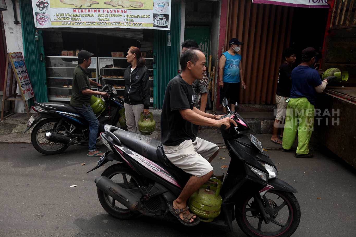 Warga mengantre kedatangan stok gas elpiji 3 kg bersubsidi di pangkalan gas di Kawasan Palmerah, Jakartra Barat, Selasa (4/2/2025).