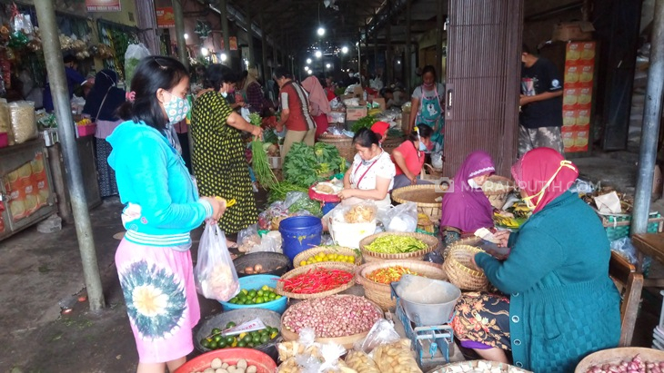 Jelang 2 Hari di Rumah Saja, Warga Solo Serbu Pasar Cari Stok Makanan