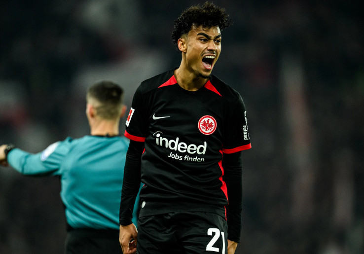 Mau Belanja Lagi, Real Madrid Tertarik Datangkan Bek Muda Frankfurt