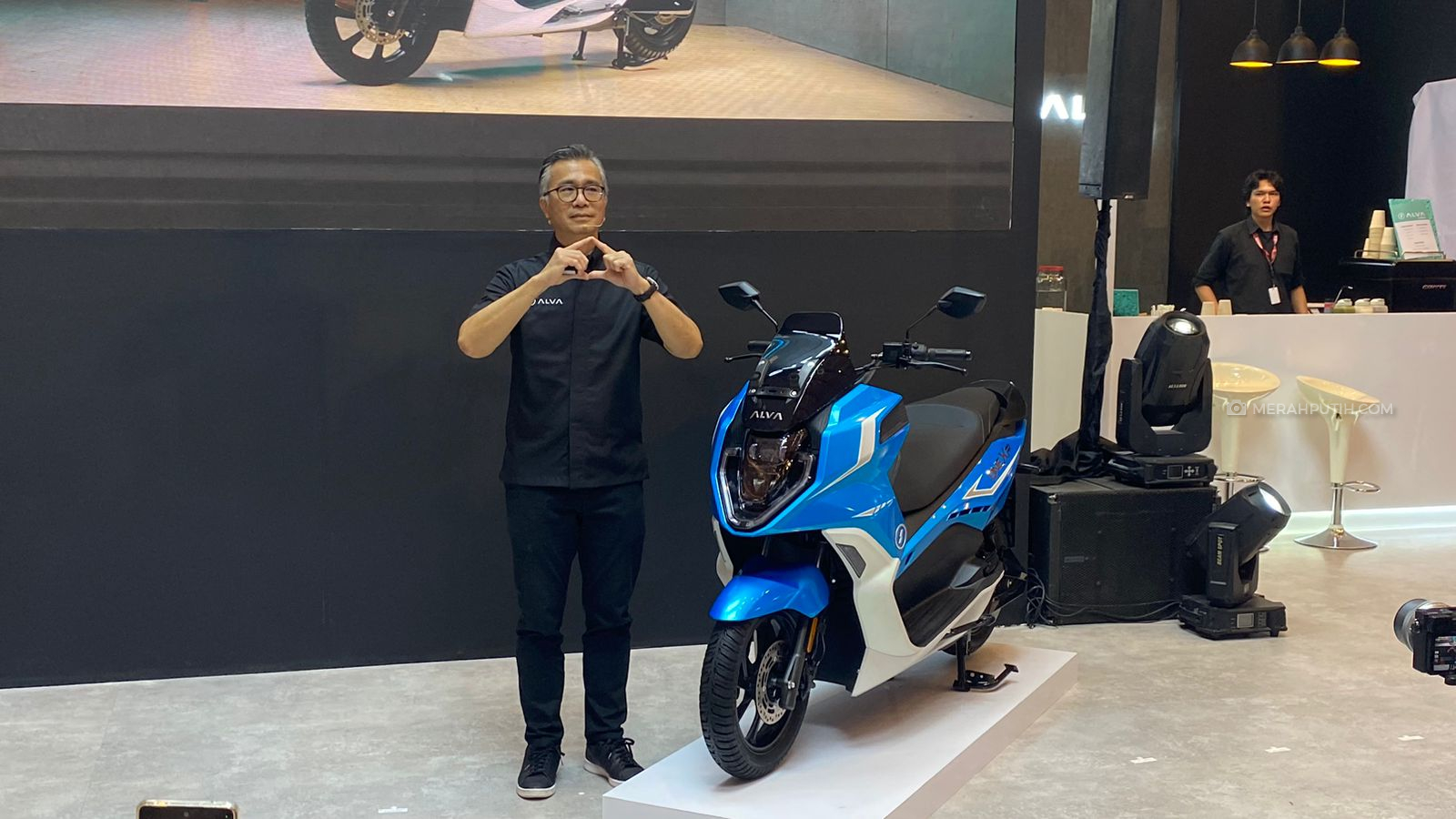 Terinspirasi Skutik Eropa, ALVA Luncurkan Motor Listrik One XP di IIMS 2024