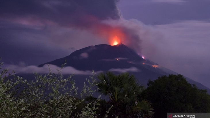 Gunung Api Ili Lewotolok mengeluarkan material vulkanik erupsi di Kabupaten Lembata, NTT, Ahad (29/11/2020). ANTARA FOTO/Aken Udjan/KH.