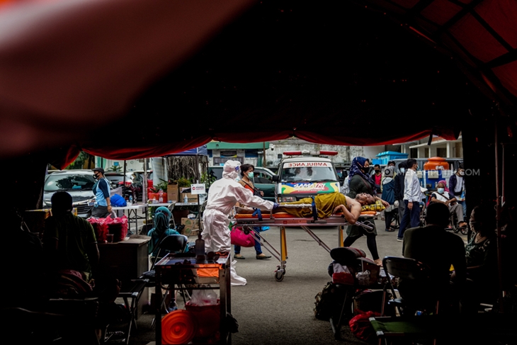  Tenda darurat yang didirikan di halaman RSUD dr Chasbullah Abdulbadjid atau RSUD Bekasi. (Foto: MP/Rizki Fitrianto)