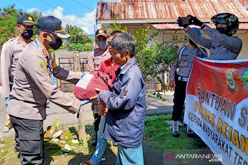 Kapolres Rejang Lebong AKBP Dheny Budhiono menyerahkan bantuan paket Sembako kepada warga terdampak COVID-19 di wilayah itu. (Foto dok.humas Polres Rejang Lebong)
