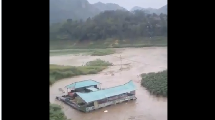 Viral, Rumah Makan Apung di Bandung Terbawa Banjir Sejauh 1 Km
