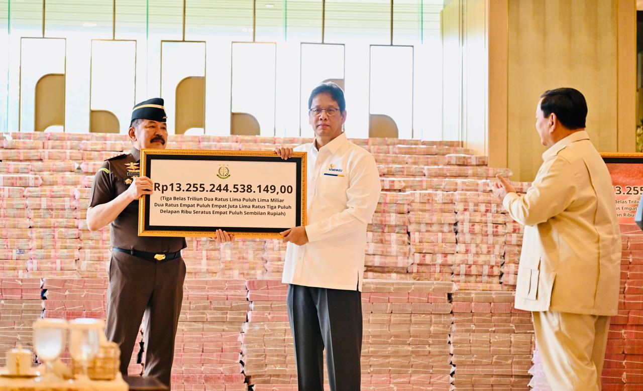 Momen Presiden Prabowo Saksikan Penyerahan Uang Senilai Rp13,2 Triliun Hasil Korupsi CPO di Kejagung