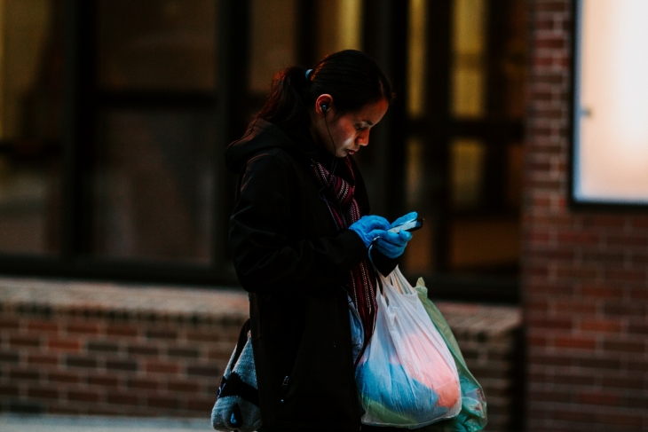 Contoh kemasan plastik yang dibawa seorang gadis pada saat ia selesai berbelanja (Foto: gabe-pierce/unsplash)