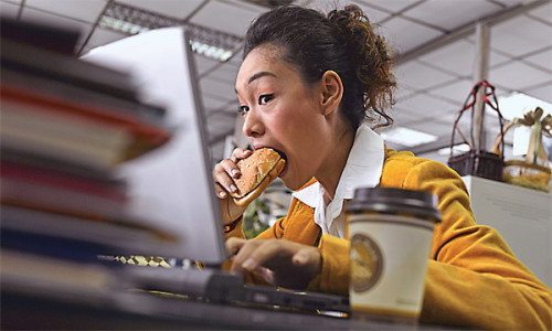 Jangan makan sambil bekerja. (Foto: Fit Tip Daily)