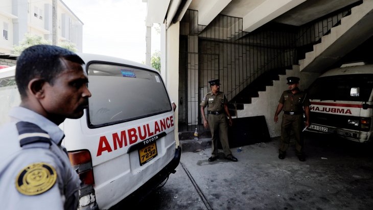 Mobil ambulan membawa korban ledakan ke dalam kamar jenazah kepolisian di Kolombo, Sri Lanka, Minggu (21/4/2019). ANTARA FOTO/REUTERS/Dinuka Liyanawatte/wsj.