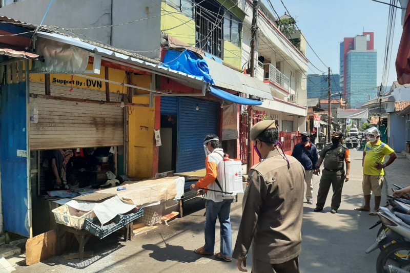 Petugas dari Kelurahan Karet Kuningan, Jakarta Selatan, melakukan penyemprotan disinfektan di lingkungan Pasar Ciplak yang ditutup karena pedagang terpapar COVID-19, Senin (28/9/2020) (ANTARA/Kominfotik Jakarta Selatan)