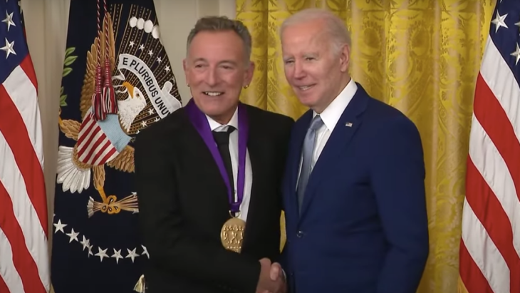 Bruce Springstenn Dianugerahi 'National Medal of Arts' Oleh Joe Biden