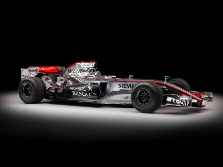 Mobil McLaren F1 2006 Eks Lewis Hamilton Dilelang