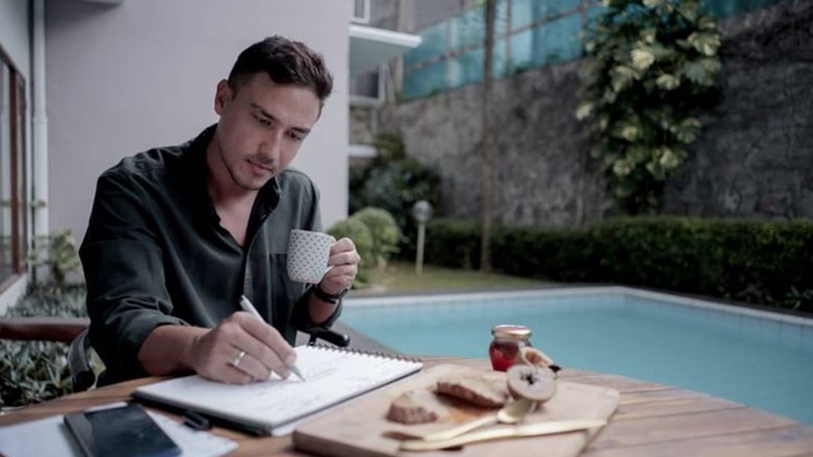 Hamish Daud Lebih Pilih Ngopi daripada Belanja