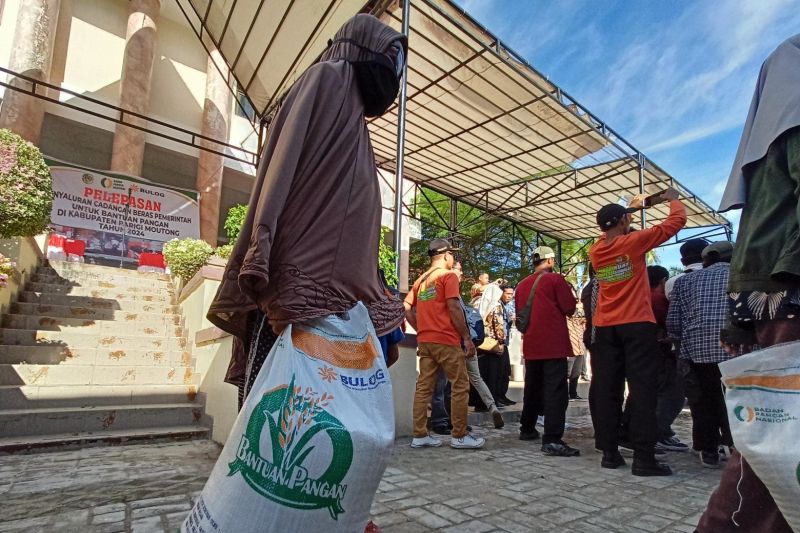 Jokowi Masif Bagikan Bansos Beras, Bulog: Mengurangi Tekanan Gejolak Harga 