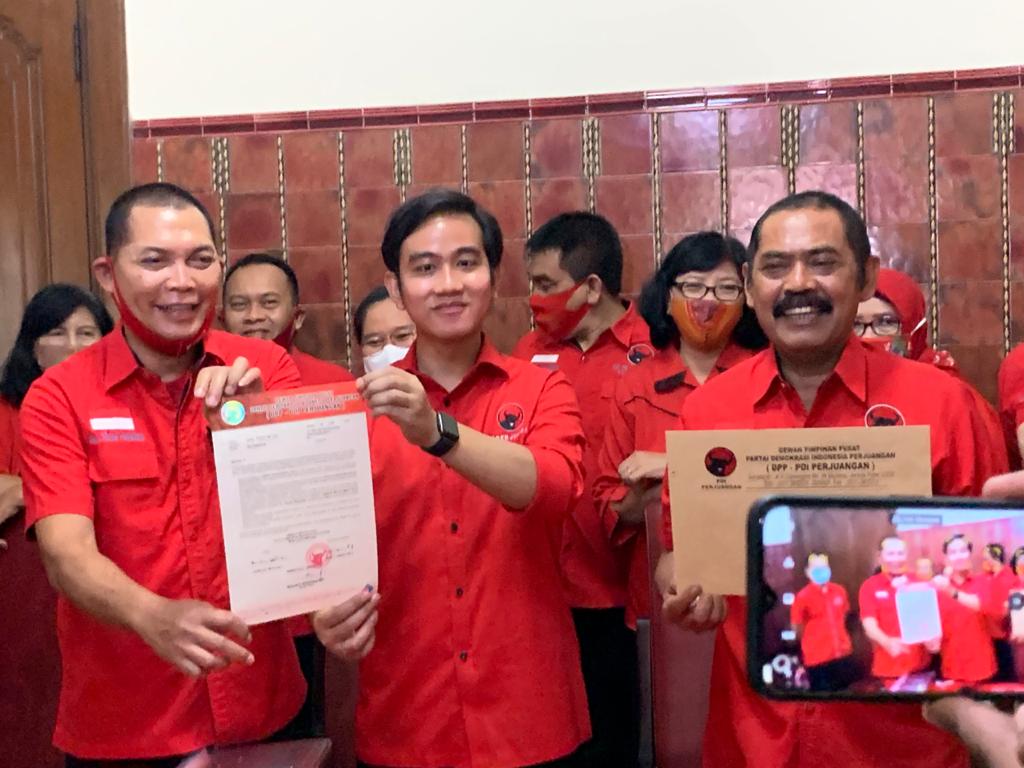 Ketua DPC PDIP Solo FX Hadi Rudyatmo dan pasangan Gibran Rakabuming Raka dan Teguh Prakosa. Foto: MP/Ismail