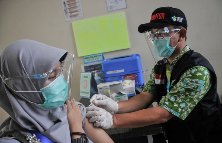 Distribusi vaksin COVID-19 terhalang hal ini (Foto: ANTARA/Fakhri Hermansyah)