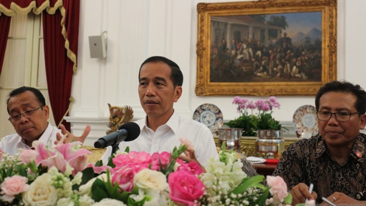 Presiden Jokowi dalam acara diskusi mingguan dengan wartawan kepresidenan di Istana Merdeka Jakarta, Jumat (1/11). ANTARA FOTO/Desca Lidya Natalia.