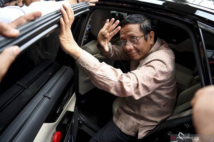 Menko Polhukam Mahfud MD memasuki mobil seusai menyerahkan Laporan Harta Kekayaan Penyelenggara Negara (LHKPN) di gedung KPK, Jakarta, Senin (2/12/2019). Mahfud MD menyerahkan LHKPN setelah menjabat Menteri Koordinator Politik Hukum dan Keamanan (Menko Polhukam) dalam Kabinet Indonesia Maju. ANTARA FOTO/Hafidz Mubarak A/ama.