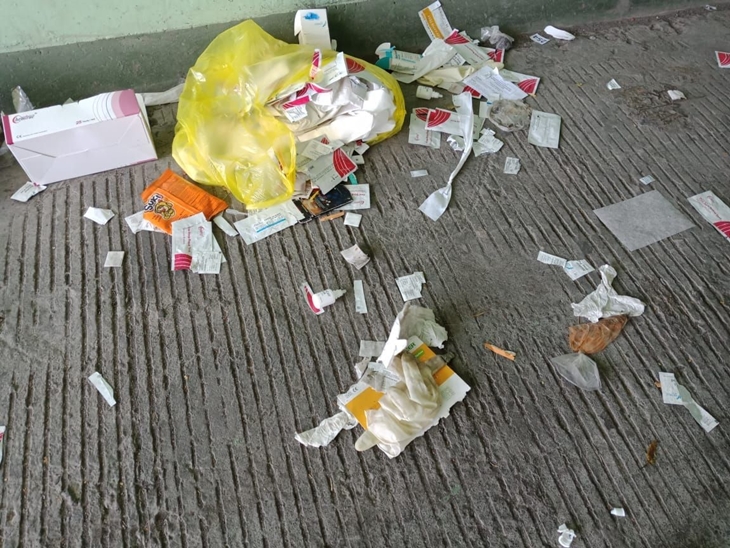 3440426065   Sampah bekas rapid test berikut hazmat yang tercecer di sekitar area bawah Jembatan Suramadu Surabaya hingga pagi tadi, Minggu (13/09). (Foto: MP/Istimewa)