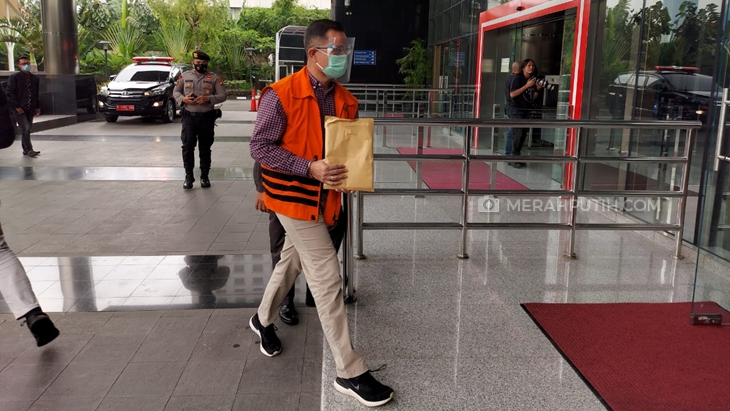   Bekas Menteri Sosial (Mensos) Juliari Peter Batubara keluar dari mobil tahanan KPK. (Foto: MP/Ponco Sulaksono)