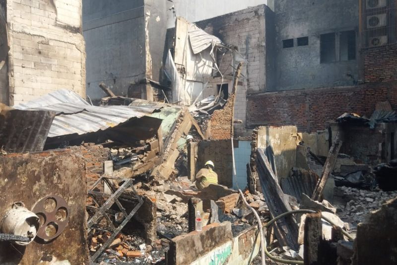 Petugas Damkar Retak Tangan Saat Padamkan Kebakaran Senen, Rumah 214 Orang Ludes