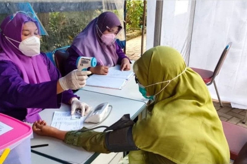Puskesmas Kelurahan Rawa Bunga menggelar vaksinasi COVID-19 bagi warga berusia 18 tahun ke atas di Puskesmas tersebut, Jakarta, Selasa (15/6/2021). (ANTARA/HO-Dokumentasi Kelurahan Rawa Bunga)