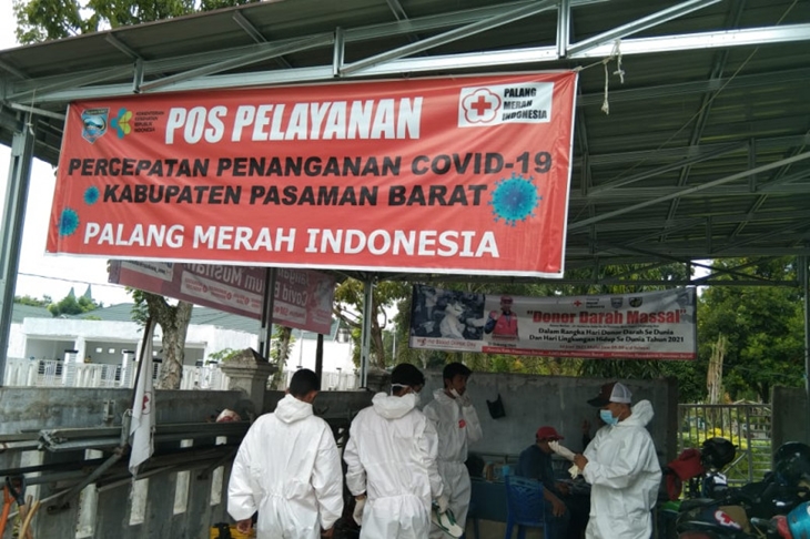 Relawan PMI Pasaman Barat terus memberikan pelayanan penanganan COVID-19 yang terus bertambah setiap hari. (Foto:Antara)