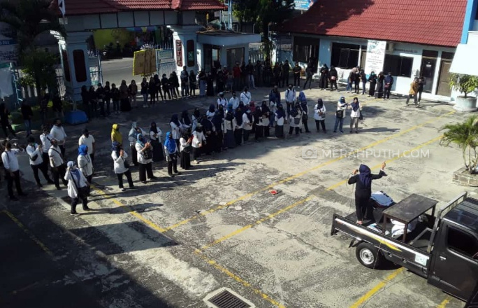 Ikut Demo Mahasiswa dan Dosen, Rektor Uniba Solo Lepas Baju dan Pilih Mundur