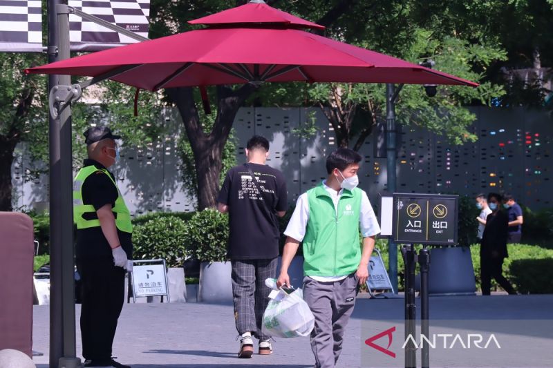 Ribuan Warga Kota Beijing Dikirim ke Pusat Karantina Buat Kendalikan COVID-19