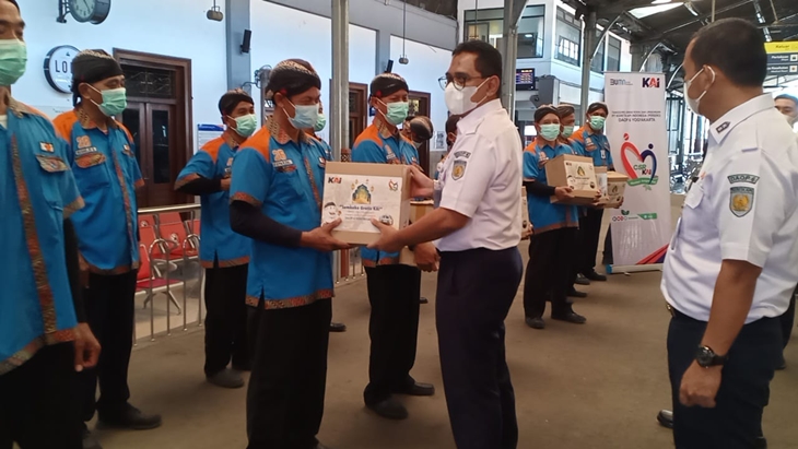    Porter Stasiun Dapat sembako dari PT KAI. (Foto: MP/Humas KAI Daop 6)