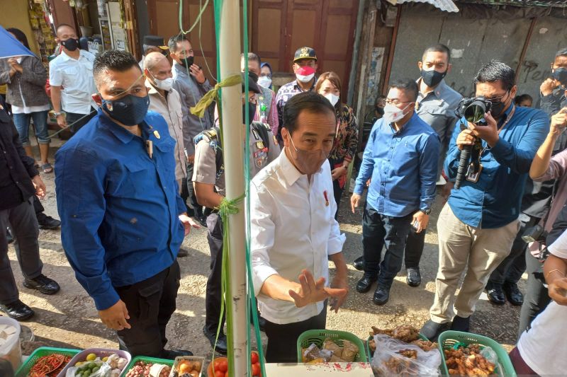 Jokowi Blusukan Bagi-Bagi Uang Rp 1,2 Juta ke Pedagang Pasar Penfui