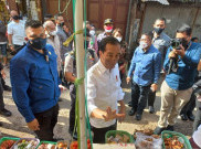 Jokowi Blusukan Bagi-Bagi Uang Rp 1,2 Juta ke Pedagang Pasar Penfui