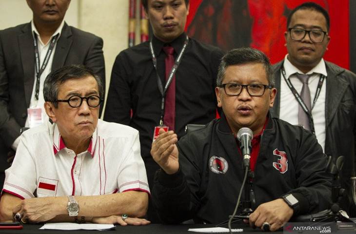 Yasonna Laoly (kiri) saat menyampaikan keterangan pers di kantor DPP PDIP, Jakarta, Rabu (15/1/2020). ANTARA FOTO/Dhemas Reviyanto/foc