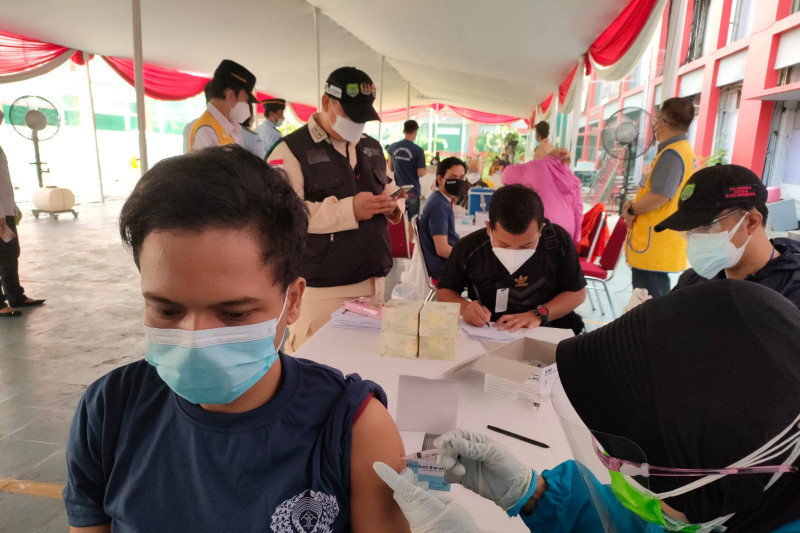 Warga binaan di Rumah Tahanan (Rutan) Kelas 1A Salemba Jakarta Pusat mendapat suntikan vaksin dalam program Vaksinasi Tuntas di Rutan Salemba, Jakarta Pusat, Senin (2/8/2021). ANTARA/Mentari Dwi Gayati
