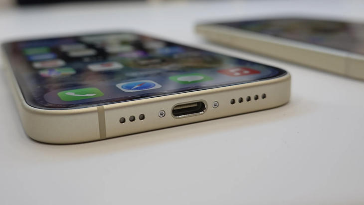 USB-C iPhone 15 Terkoneksi ke Layar Eksternal