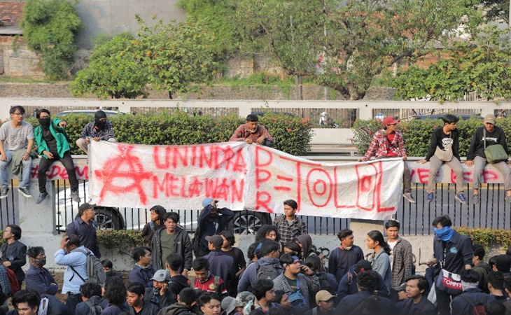Massa mahasiswa menyampaikan sejumlah tuntutan kepada DPR