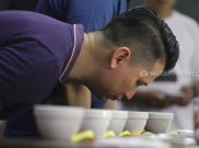 Stop Pegang Cangkir Saat Mencium Aroma Kopi!